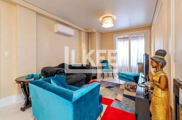 Centro | Apartamento mobiliado com 2 quartos (sendo 2 suítes) à venda | 93,96 m² | 3 Banheiros | Sacada | Churrasqueira | Lareira | 1 Vaga | Em Gramado/RS