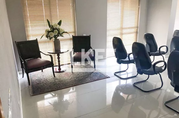 Menino Deus | Sala comercial mobiliada à venda | 44 m² | 1 vaga | Com sacada | Em Porto Alegre/RS