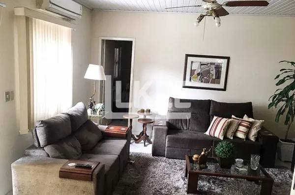 Jardim Botânico | Casa com 3 quartos (sendo 2 suítes) à venda | 140 m² | 3 vagas | Com lareira e churrasqueira | Em Porto Alegre/RS