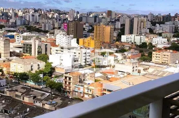 São Geraldo | Apartamento com 2 quartos (1 suíte) à venda | 82,36 m² | 1 vaga | Com sacada e churrasqueira | Em Porto Alegre/RS