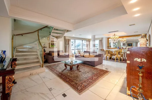 Petrópolis | Cobertura Duplex Semi mobiliada com 4 quartos (sendo 4 suítes) à venda | 501m² | 7 banheiros | 4 Vagas | Terraço | Em Porto Alegre/RS