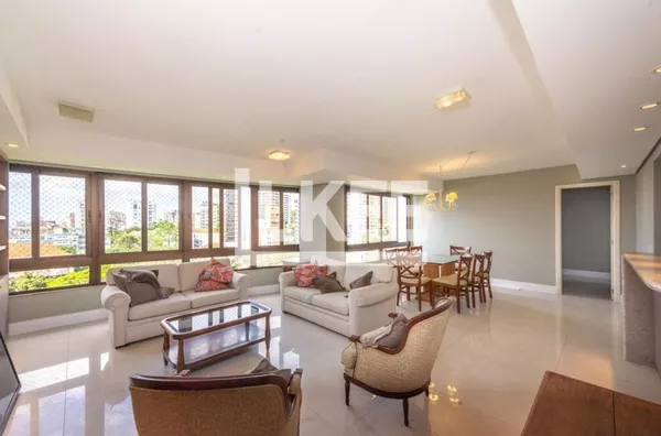 Rio Branco | Apartamento semi mobiliado com 3 quartos (sendo 1 suíte) à venda | 140 m² | 3 vagas | Com lareira e churrasqueira | Em Porto Alegre/RS 