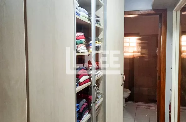 Sarandi | Casa mobiliada com 4 quartos (sendo 1 suíte) à venda | 281 m² | 4 vagas | Com sacada e churrasqueira | Em Porto Alegre/RS