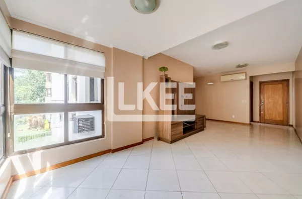 Rio Branco | Apartamento semi mobiliado com com 3 quartos (sendo 1 suíte) à venda | 101 m² | 2 vagas | Com sacada e churrasqueira | Em Porto Alegre/RS