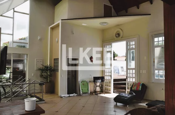 Três Figueiras | Casa semi mobiliada e equipada com 4 suítes à venda | 526 m² | 4 vagas |  Com lareira, churrasqueira e piscina | Em Porto Alegre/RS