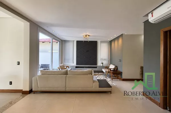 Casa mobiliada com 4 dormitórios e piscina em Jurerê Internacional