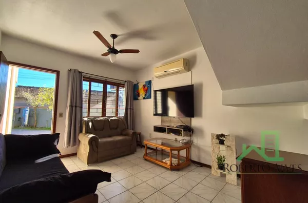 Sobrado em Residencial Fechado – Conforto e Praticidade em Jurerê Tradicional