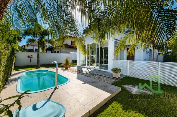 Casa mobiliada com 4 dormitórios e piscina em Jurerê Internacional
