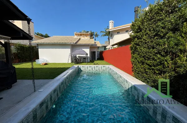 Casa térrea reformada com piscina a 600 metros da praia | Jurerê Internacional