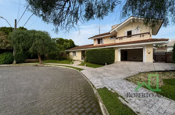 CASA COM PISCINA E VISTA PARA ÁREA VERDE EM JURERÊ