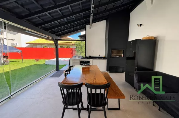 Casa térrea reformada com piscina a 600 metros da praia | Jurerê Internacional