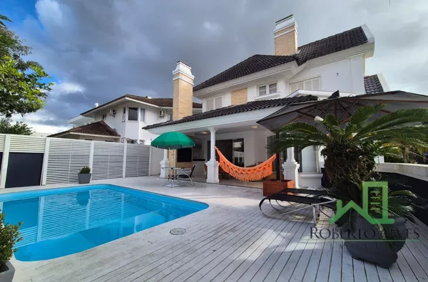 Jurerê Internacional | Casa de Alto Padrão para temporada com Piscina e Espaço Gourmet Integrado