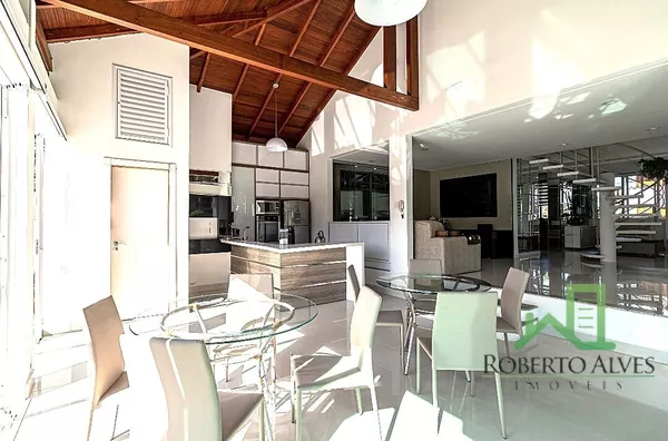 Casa com Piscina em Jurerê: Conforto e Tranquilidade a Poucos Metros do Mar