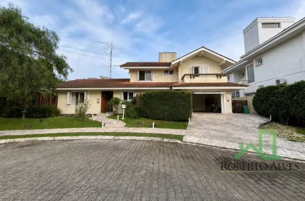 CASA COM PISCINA E VISTA PARA ÁREA VERDE EM JURERÊ