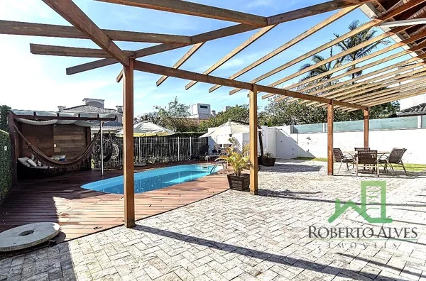 Casa com Piscina em Jurerê: Conforto e Tranquilidade a Poucos Metros do Mar