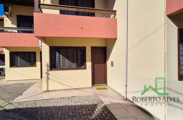 Sobrado em Residencial Fechado – Conforto e Praticidade em Jurerê Tradicional