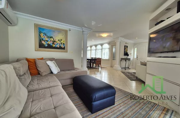 Jurerê Internacional | Casa de Alto Padrão para temporada com Piscina e Espaço Gourmet Integrado