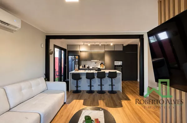 Casa térrea reformada com piscina a 600 metros da praia | Jurerê Internacional