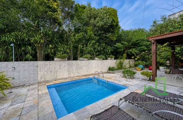 CASA COM PISCINA E VISTA PARA ÁREA VERDE EM JURERÊ