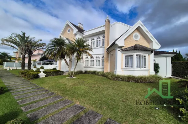 Jurerê Internacional | Casa de Alto Padrão para temporada com Piscina e Espaço Gourmet Integrado