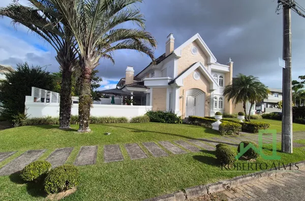 Jurerê Internacional | Casa de Alto Padrão para temporada com Piscina e Espaço Gourmet Integrado