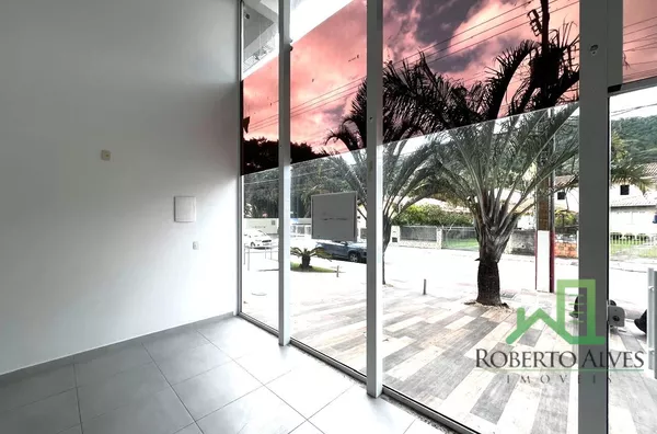 Sala Comercial com Pé-Direito Duplo em Jurerê