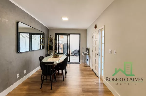 Casa térrea reformada com piscina a 600 metros da praia | Jurerê Internacional