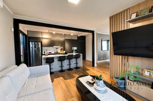 Casa térrea reformada com piscina a 600 metros da praia | Jurerê Internacional