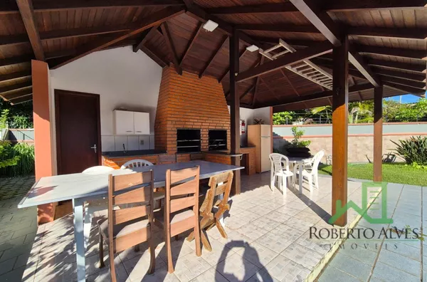 Sobrado em Residencial Fechado – Conforto e Praticidade em Jurerê Tradicional