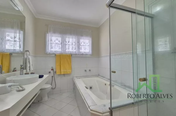 Jurerê Internacional | Casa de Alto Padrão para temporada com Piscina e Espaço Gourmet Integrado