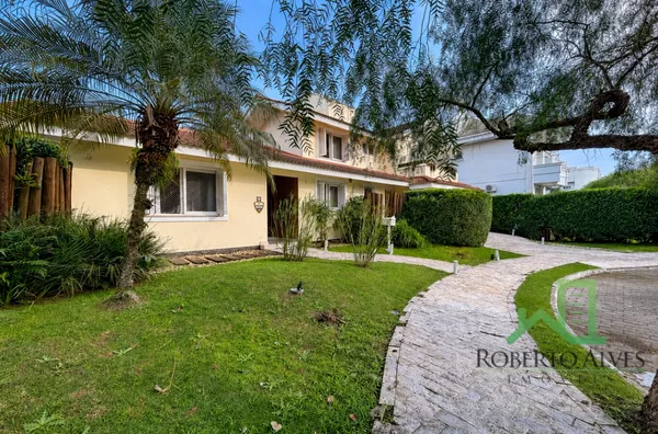 CASA COM PISCINA E VISTA PARA ÁREA VERDE EM JURERÊ