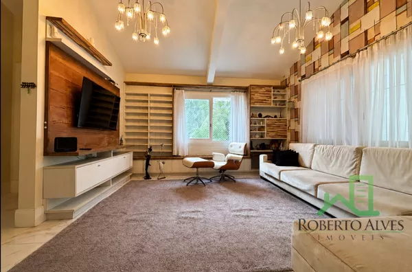 CASA COM PISCINA E VISTA PARA ÁREA VERDE EM JURERÊ