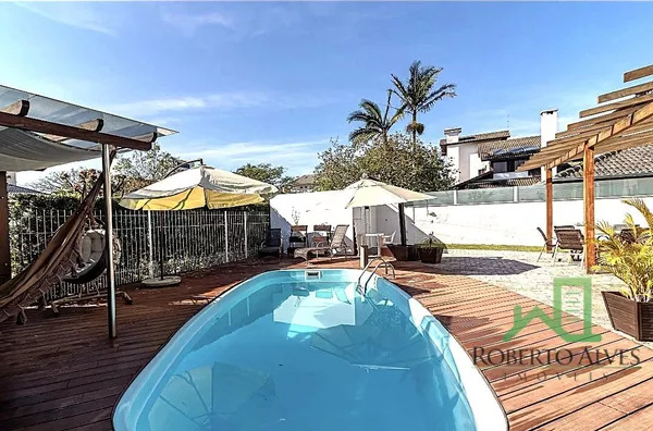 Casa com Piscina em Jurerê: Conforto e Tranquilidade a Poucos Metros do Mar