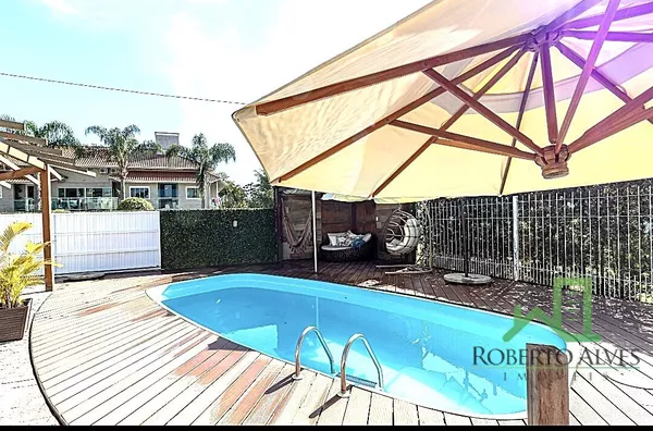 Casa com Piscina em Jurerê: Conforto e Tranquilidade a Poucos Metros do Mar