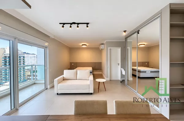 LOCAÇÃO ANUAL | Studio mobiliado com sacada | Centro de Florianópolis - Foto 1