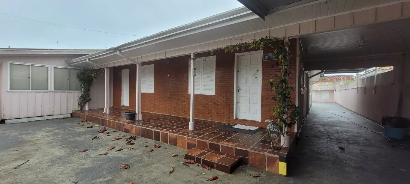 Casa Em Guaratuba a 4 Quadras do Mar, 5 Dormitórios, 4 banheiros, Terreno 640 m2