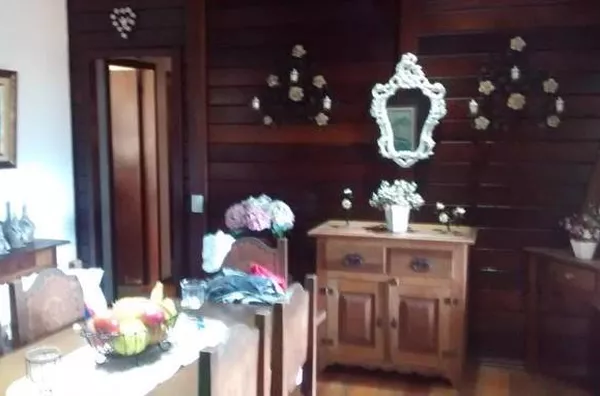 Casa alto padrão condomínio segurança 5 quartos e 5 banheiros e 4 salas, bem no coração de Itaipu