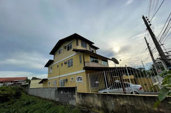 Prédio triplex com 400m² de Terreno e 3 casas em Itaipu - Niterói - RJ - Foto 3