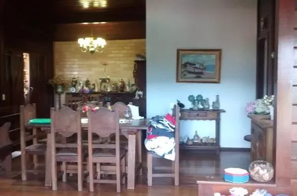 Casa alto padrão condomínio segurança 5 quartos e 5 banheiros e 4 salas, bem no coração de Itaipu