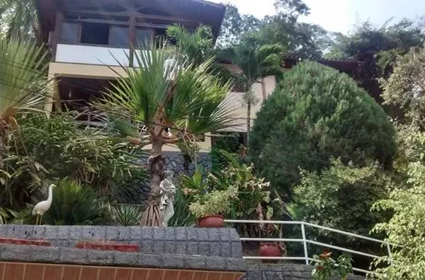 Casa alto padrão condomínio segurança 5 quartos e 5 banheiros e 4 salas, bem no coração de Itaipu