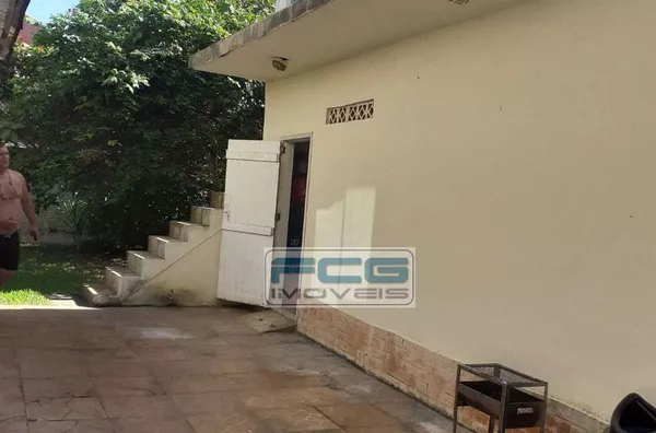 Casa Duplex com 700m², 4 quartos sendo 1 suíte piscina em Cabo Frio - RJ