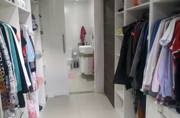 Casa Triplex com 300m², 4 quartos, suíte master, suíte com closet em São Francisco - Niterói - RJ
