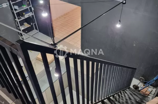 Sala comercial ampla, com dois mesaninos e sobrado com dois apartamentos de um quarto para venda,  Setor Bueno, Goiânia.