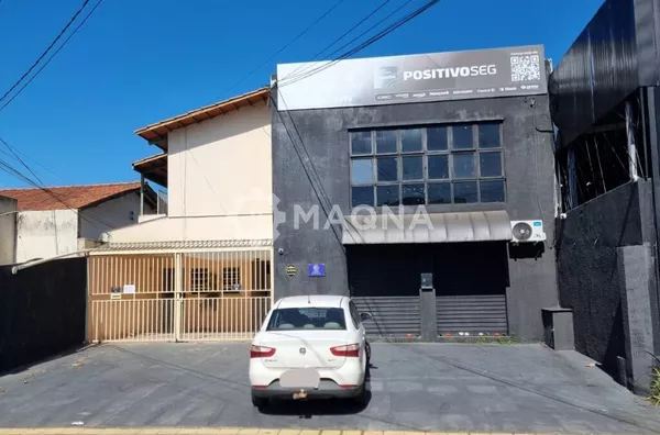 Sala comercial ampla, com dois mesaninos e sobrado com dois apartamentos de um quarto para venda,  Setor Bueno, Goiânia.