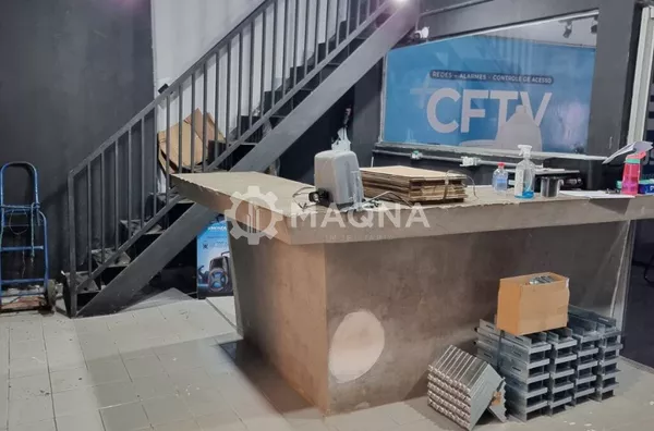 Sala comercial ampla, com dois mesaninos e sobrado com dois apartamentos de um quarto para venda,  Setor Bueno, Goiânia.