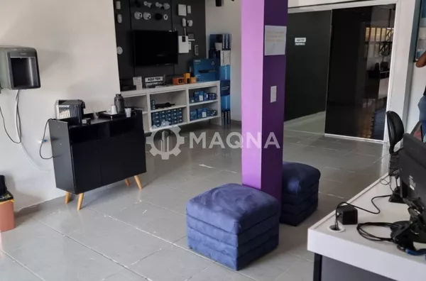 Sala comercial ampla, com dois mesaninos e sobrado com dois apartamentos de um quarto para venda,  Setor Bueno, Goiânia.