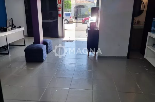 Sala comercial ampla, com dois mesaninos e sobrado com dois apartamentos de um quarto para venda,  Setor Bueno, Goiânia.