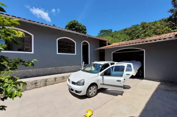 Casa com 3 Dormitórios e Terreno Amplo a 500m do Mar em Calheiros – R$ 500 mil