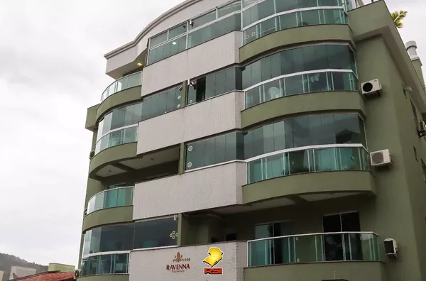 COBERTURA MOBILIADA COM 3 QUARTOS NA PRAIA DE BOMBAS – BOMBINHAS/SC