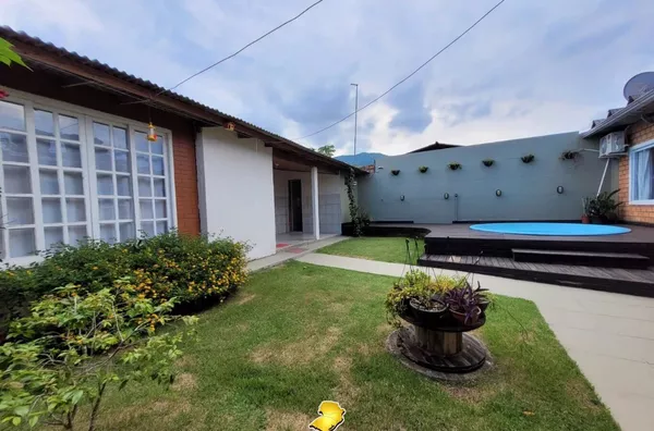 Casa com Piscina e Terreno Escriturado a 940m da Praia de Palmas – R$ 890 mil